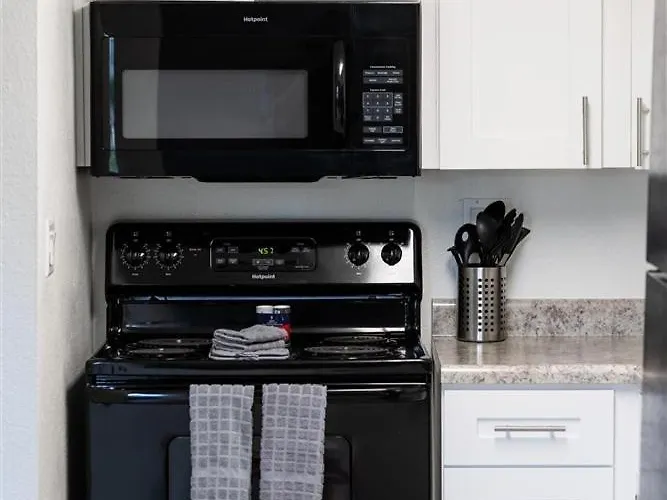 109 Fully Furnished 1br Suite-prime Location *